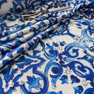 Tkanina Wiskoza Twill – wzór majolika, kolor niebieski| wiskoza na sukienki - materiał wiskoza - TextilHouse