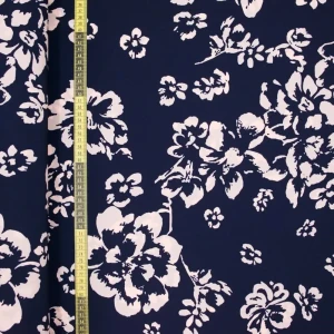 Tkanina kelly krepa wzór kwiaty na granatowym tle