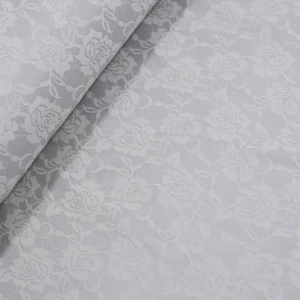 koronka białe kwiaty na jasnej szarej satynie