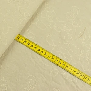 Tkanina popelina wzór haft kwiat kolor cielisty