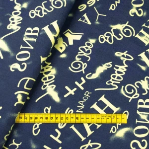 Tkanina jeansowa wzór żółte napisy kolor niebieski