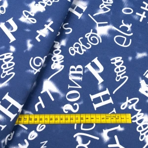 Tkanina jeansowa wzór białe napisy kolor niebieski