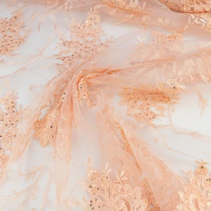 Koronka materiał w kwiaty kolor brzoskwiniowy