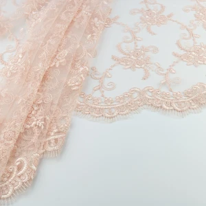 Koronka materiał w kwiaty kolor jasny brzoskwiniowy