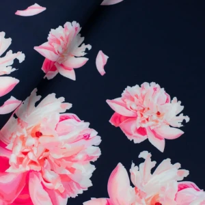 Tkanina Barbie Marschiano wzór kwiaty w odcie. rózu na granatowym tle