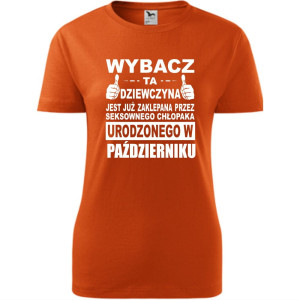 Damska koszulka taliowana - Wybacz ta dziewczyna jest już zaklepana przez seksownego chłopaka urodzonego w październiku