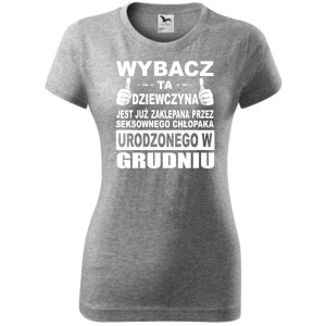 Damska koszulka taliowana - Wybacz ta dziewczyna jest już zaklepana przez seksownego chłopaka urodzonego w grudniu