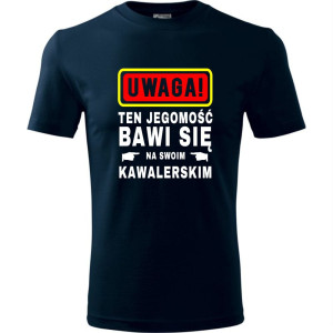 męska koszulka - uwaga! ten jegomość bawi się na swoim kawalerskim