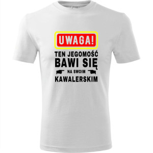 męska koszulka - uwaga! ten jegomość bawi się na swoim kawalerskim