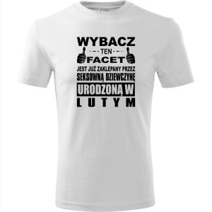 Męska koszulka - Wybacz ten facet jest już zaklepany przez seksowną dziewczynę urodzoną w lutym