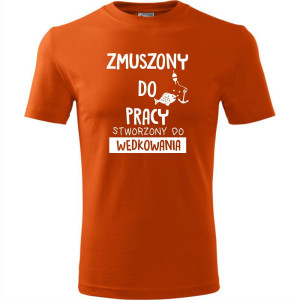 Męska koszulka dla Wędkarza - Zmuszony do pracy, stworzony do wędkowania - t-shirt prezent
