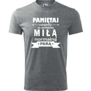 męska koszulka - pamiętaj udajemy że jesteśmy miłą normalną parą