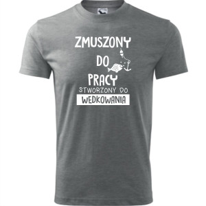 Męska koszulka dla Wędkarza - Zmuszony do pracy, stworzony do wędkowania - t-shirt prezent