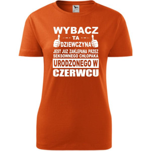 Damska koszulka taliowana - Wybacz ta dziewczyna jest już zaklepana przez seksownego chłopaka urodzonego w czerwcu