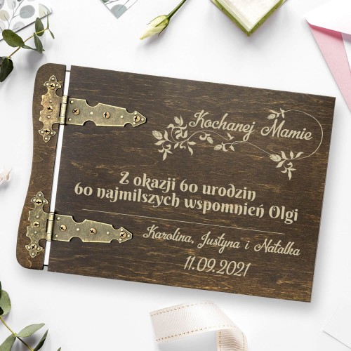 Drewniany album na zdjęcia z grawerem na 60 urodziny - Miłe wspomnienia