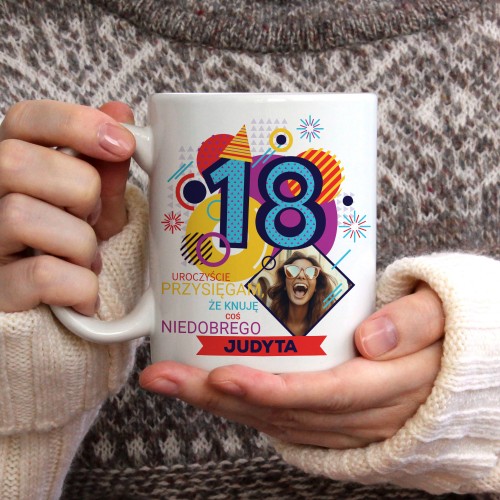 Kubek z nadrukiem na 18 urodziny - Coś knuje