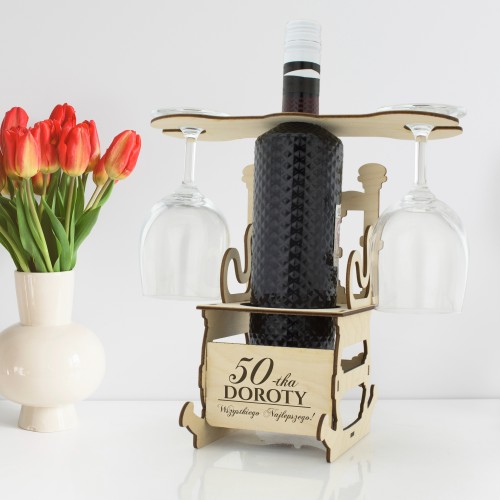 Stojak na wino fotel z grawerem i kieliszkami na 50 urodziny - Z życzeniami
