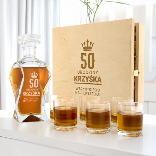 Karafka z grawerem i szklankami w pudełku na 50 urodziny - Ukoronowanie