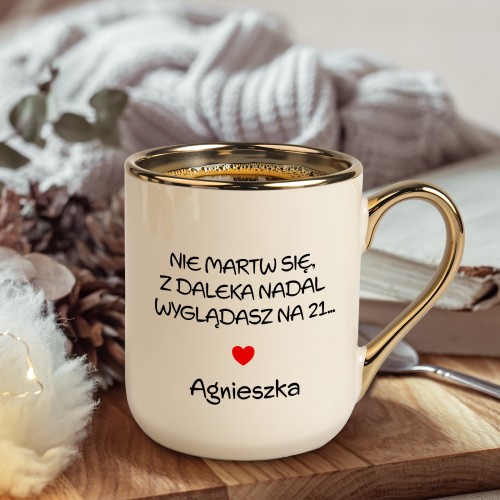 Kubek ze złotym uchem na urodziny dla niej - Z tyłu liceum