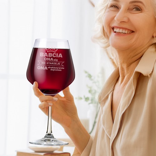 Kieliszek XXL (860 ml) z grawerem dla babci - Ekskluzywnie dojrzała