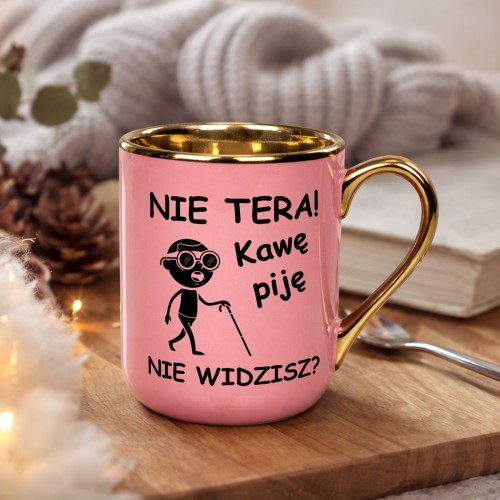 Kubek do kawy różowy ze złotym uchem dla kawosza - Kawowy fokus