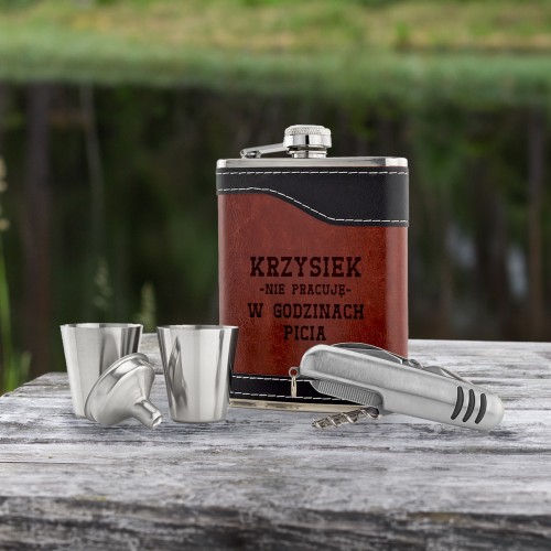 Piersiówka z grawerem i akcesoriami dla niego - W pracy nie piję