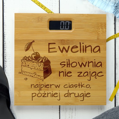 Waga bambusowa z grawerem na prezent z okazji urodzin