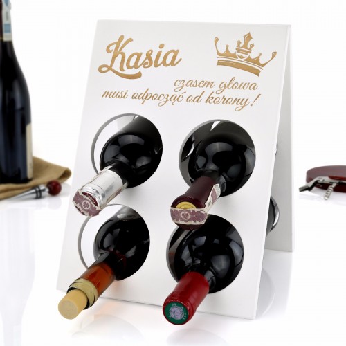 Biały drewniany stojak na wino z personalizacją dla niej