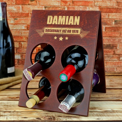 Brązowy stylowy stojak na wino z personalizacją na prezent