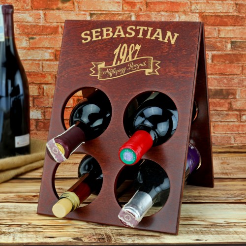 Drewniany stojak na wino z personalizacją na prezent dla chłopaka