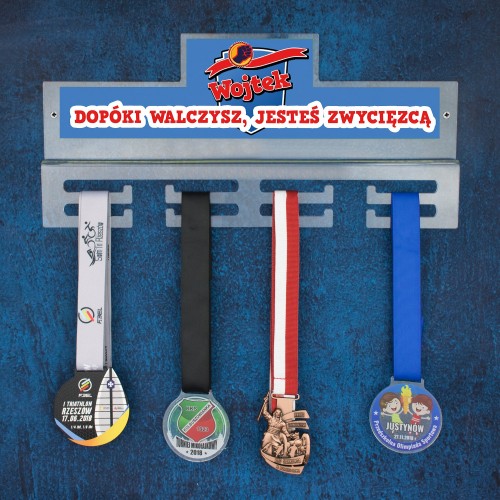 Wieszak na medale z imieniem dla sportowca (39 x 18 cm) - Zwycięzca