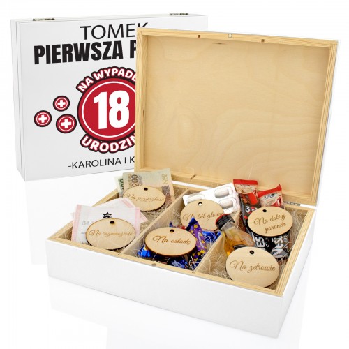 Pudełko wspomnień z nadrukiem na 18 urodziny - Pierwsza Pomoc