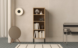 Schmales Holz-Bücherregal mit schwarzen Metallfüßen