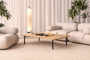 Minimalistischer Couchtisch mit Holzplatte und Metallbeinen