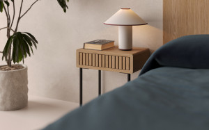 Moderner Nachttisch aus Holz mit Metallbeinen