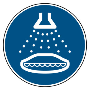 Gebotszeichen Wassersprühanlage einschalten beim Aussetzvorgang DIN EN ISO 7010 M043