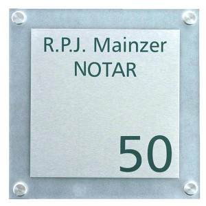 quadratisches Namenschild, Milchacryl und Edelstahl kombiniert in der Größe 20 x 20 cm