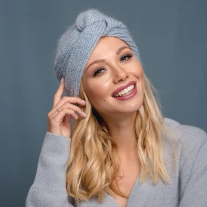 Błękitno-szara zimowa czapka turban z supłem.