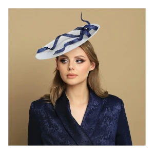 Elegancki kapelusz kremowo-granatowy.