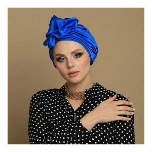 Szafirowy elegancki turban satynowy z dużą ozdobą.