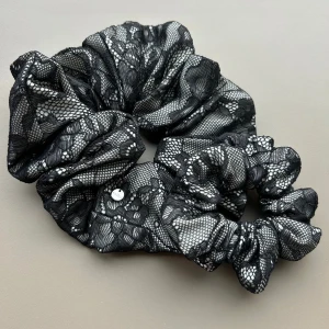 Koronkowa elegancka scrunchie maxi.