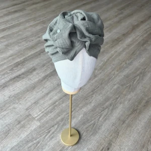 Turban khaki muślinowy z ozdobą.