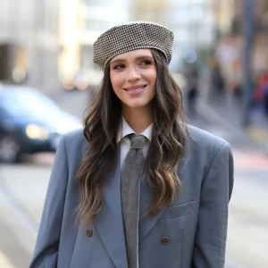 Damski beret w czarno-brązową pepitkę