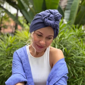 Przewiewny turban borówkowy z różą.
