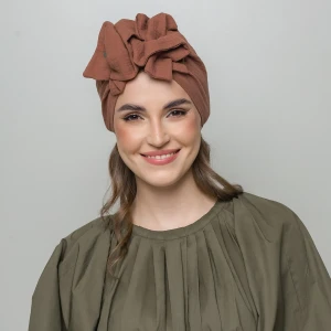 Turban z ozdobą damski muślinowy kakaowy brąz.