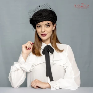 Czarny beret z nakrapianą woalką