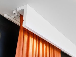 Biała szyna sufitowa aluminiowa 2-torowa rozsuwana DSR z maskownicą 18 cm LKO3D