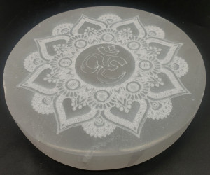 Plaque de sélénite motifs Om 10 cm