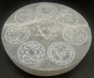 Plaque de sélénite bouddha 7 chakras 10 cm