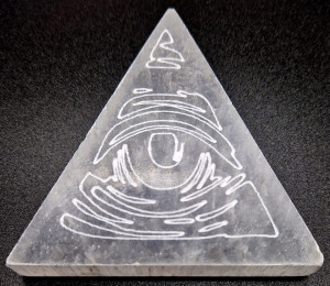 Plaque de sélénite gravée 3ème oeil 8 cm